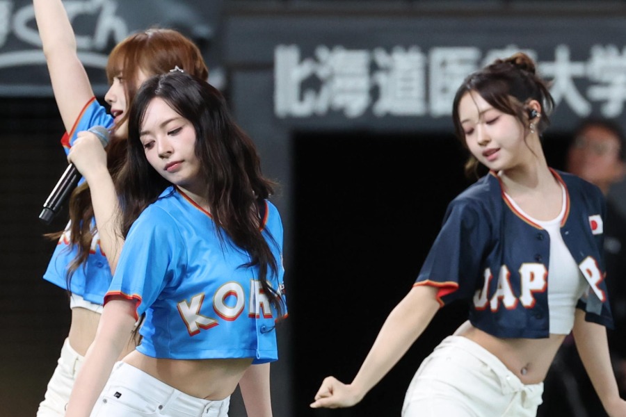 日韓OB戦でパフォーマンスした「MADEIN S」【写真提供：産経新聞社】