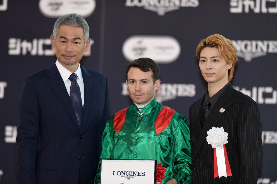 競馬場に登場したイチロー氏【写真提供：産経新聞社】