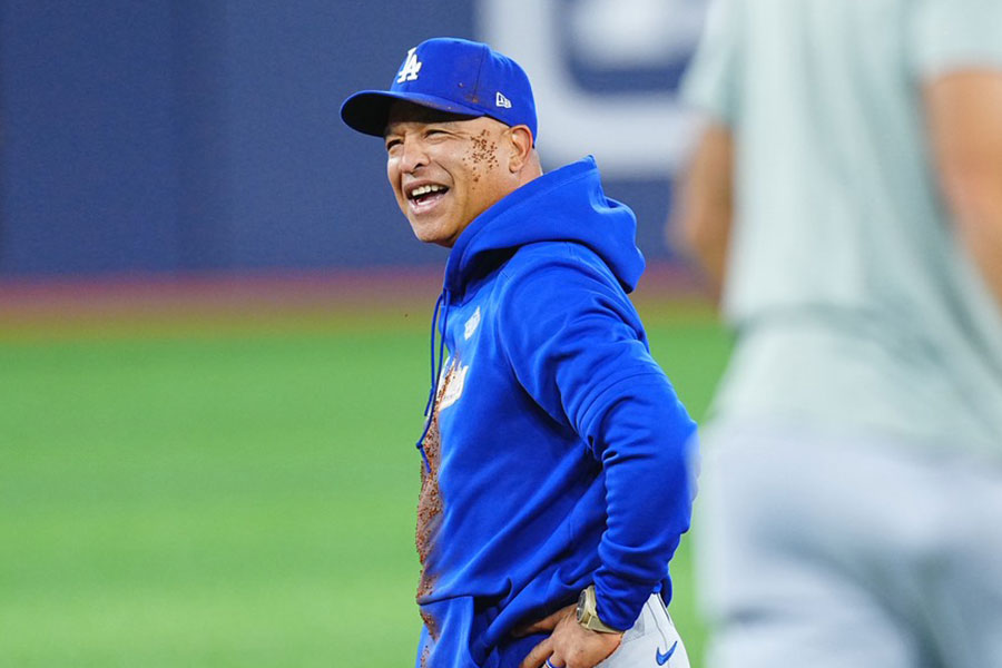 走塁練習に参加したドジャースのデーブロバーツ監督【写真：荒川祐史】