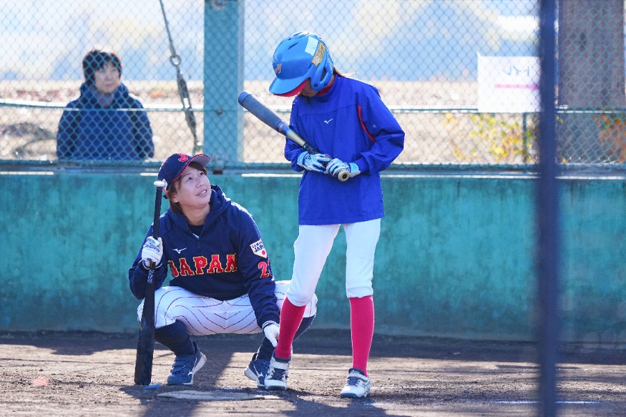 野球教室で小学生に指導する川端友紀さん【写真：主催者提供】