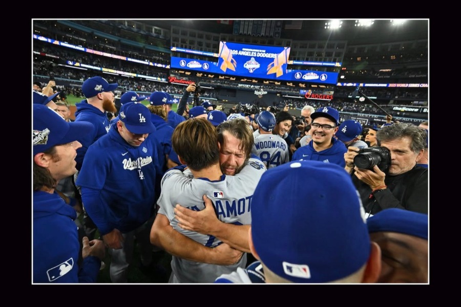 ドジャース・山本由伸とハグするクレイトン・カーショー【写真提供:ジョン・スーフー/ドジャース】