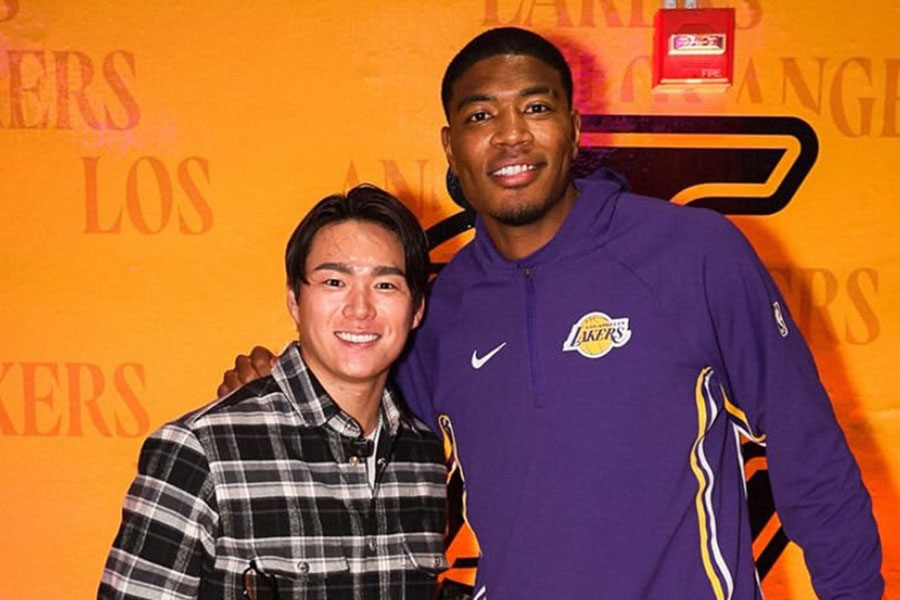 ドジャース・山本由伸（左）とNBAレイカーズの八村塁（画像はスクリーンショット）