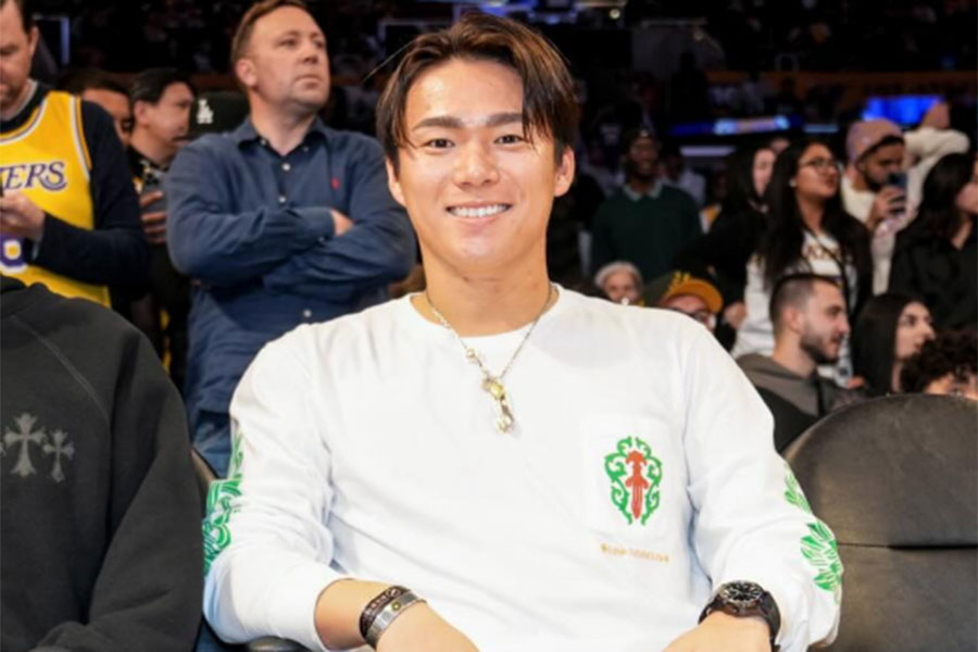 レイカーズ-サンズ戦を観戦したドジャース・山本由伸（画像はスクリーンショット）