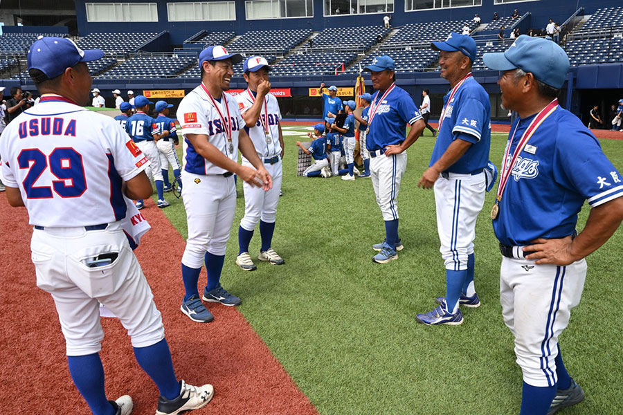 長曽根ストロングス指導者陣（右）と伊勢田ファイターズ指導者陣【写真：フィールドフォース提供】