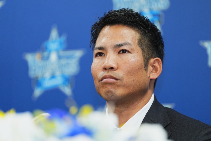 退団会見に臨んだ桑原将志【写真：小林靖】