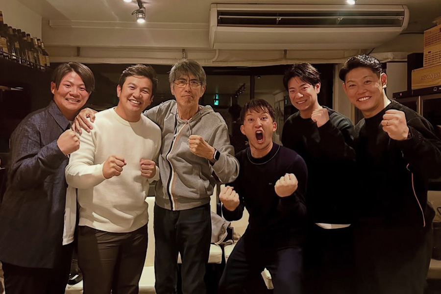 食事会で集まった帝京高校野球部OBたち(写真はスクリーンショット)