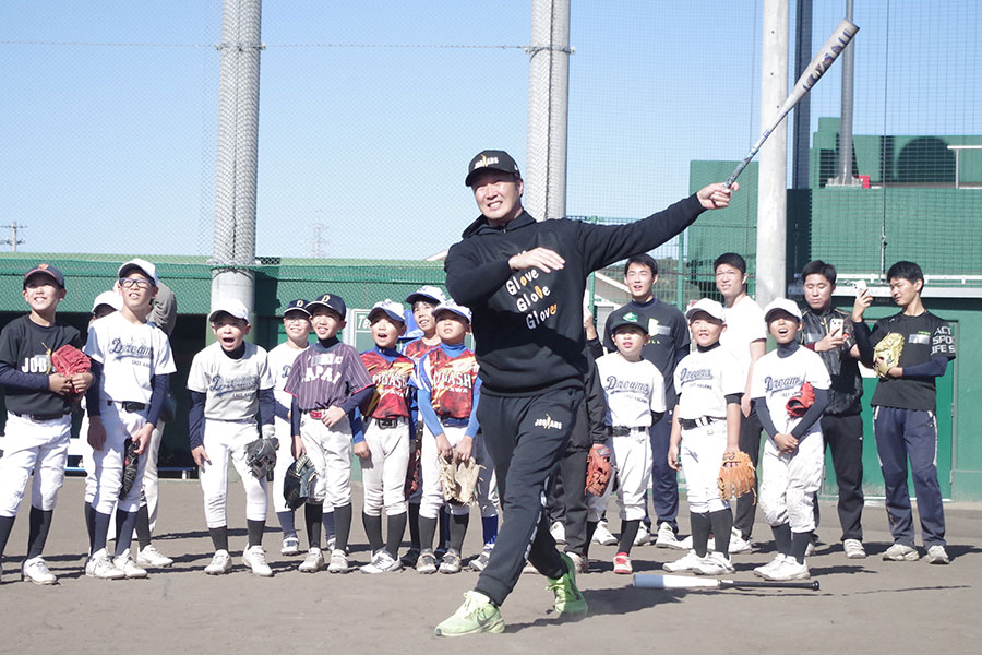 小学生の前でスイングを披露した松坂氏【写真：喜岡桜】