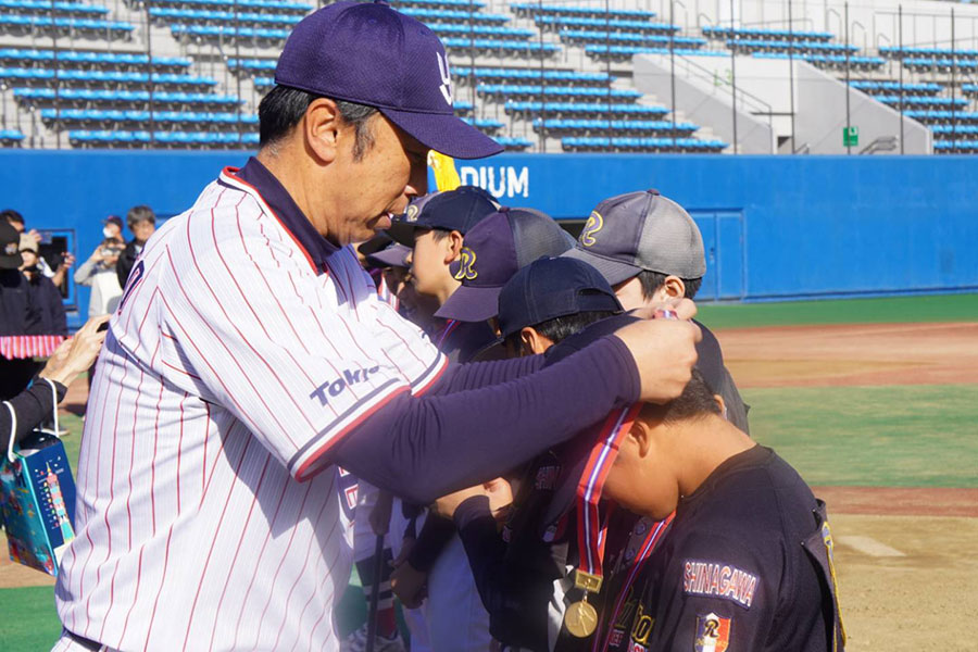 選手の首にメダルをかける宮本慎也氏【写真：尾辻剛】