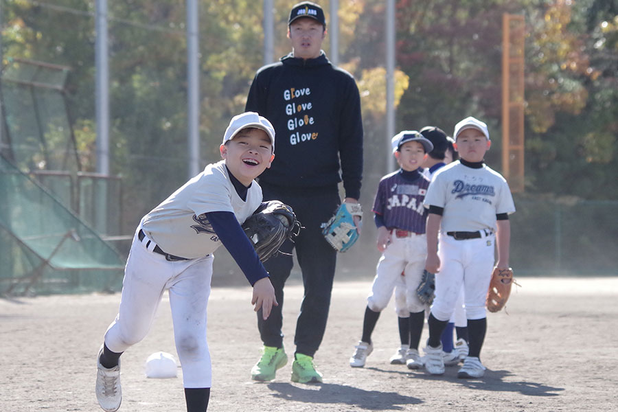 野球教室で指導する元西武・松坂健太氏（奥）【写真：喜岡桜】