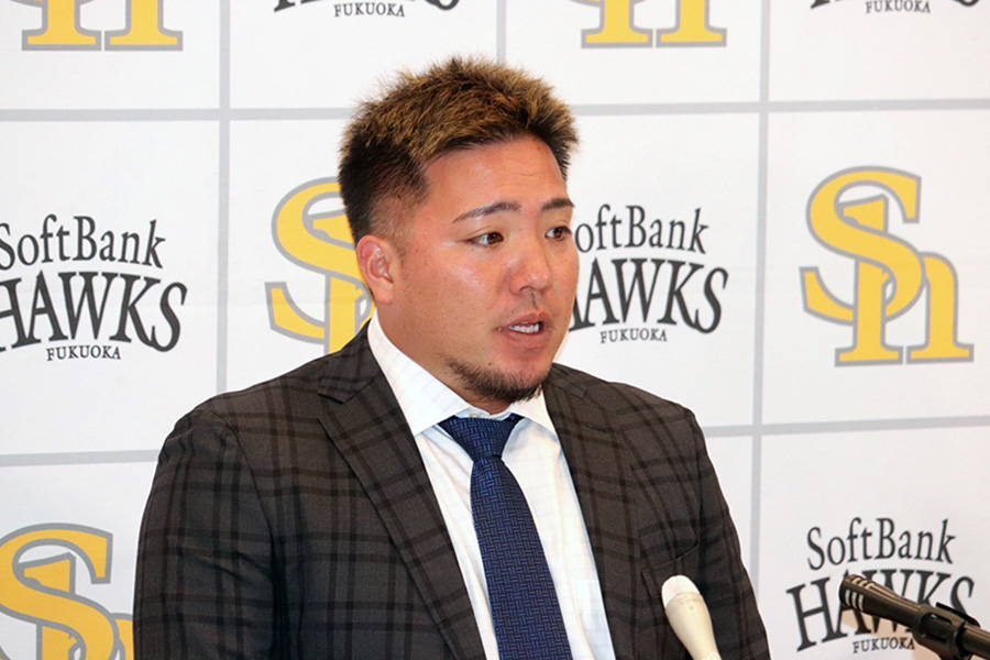 契約更改後の会見に登場したソフトバンク・山川穂高【写真：飯田航平】