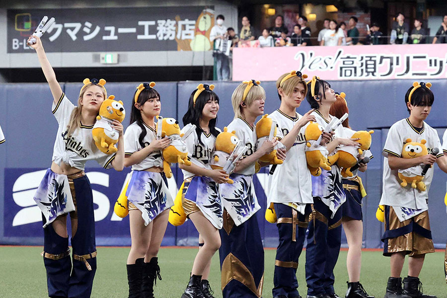 オリックスの公式ダンス&ヴォーカルユニット「BsGravity」【写真:栗木一考】