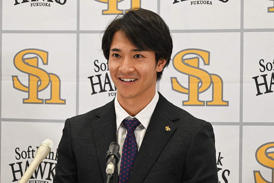 契約更改後の会見に出席したソフトバンク・柳町達【写真：長濱幸治】