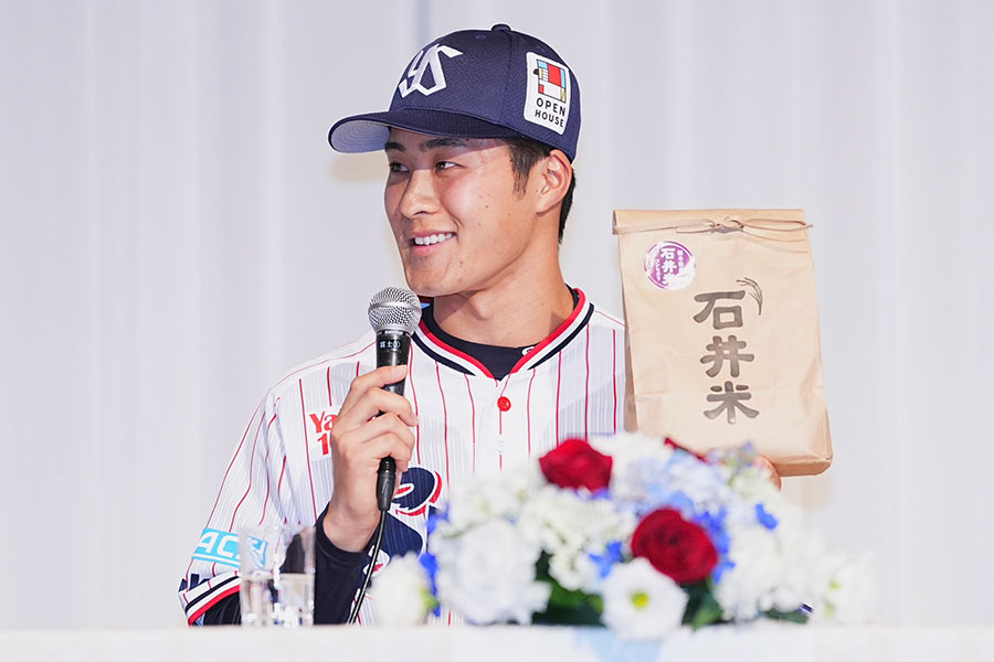 新入団選手発表会見に出席したヤクルト・石井巧【写真：小林靖】