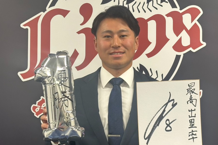 契約更改後、取材に応じた西武・渡部聖弥【写真：宮脇広久】