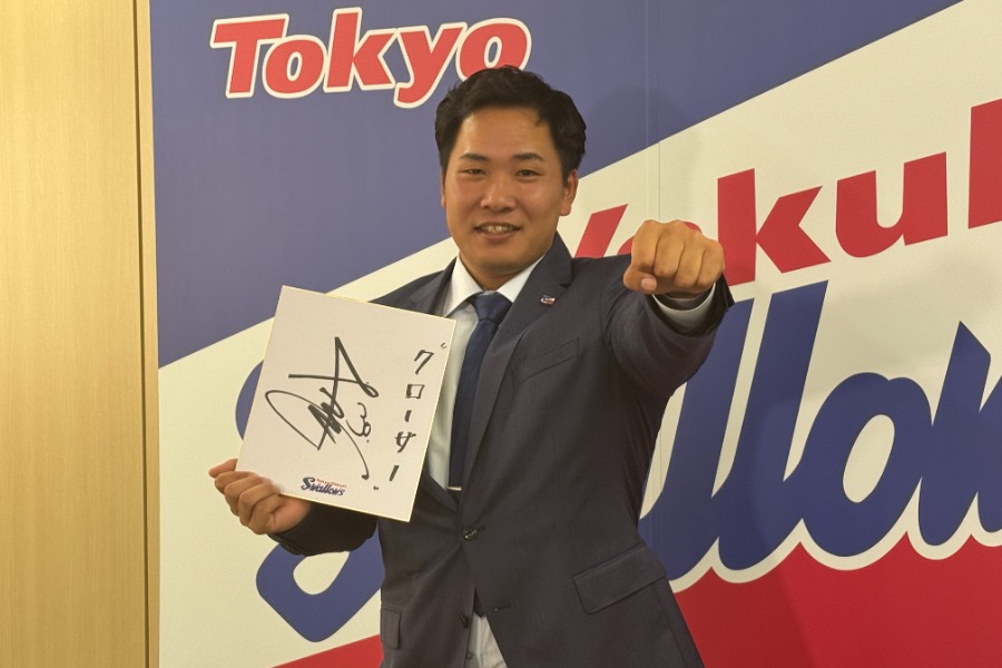 契約更改交渉を終え会見したヤクルト・荘司宏太【写真：町田利衣】