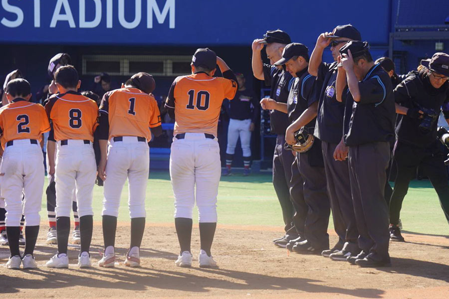 同じユニホームを着用する宮本慎也杯の審判団【写真：尾辻剛】