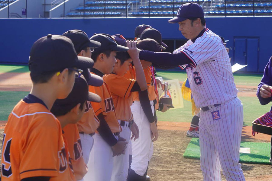 選手たちにメダルをかける宮本慎也氏【写真：尾辻剛】