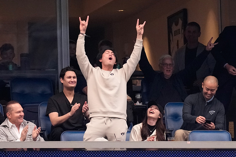 NFLテキサンズ戦を観戦した今井達也（MLB公式Xより）