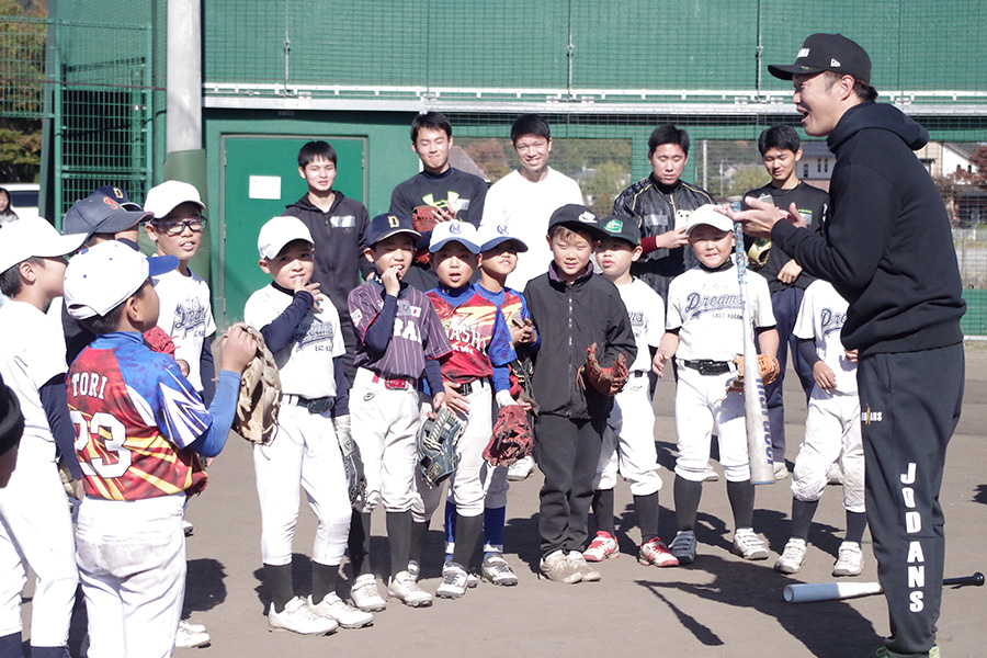 野球教室で指導する元西武・松坂健太氏（右）【写真：喜岡桜】