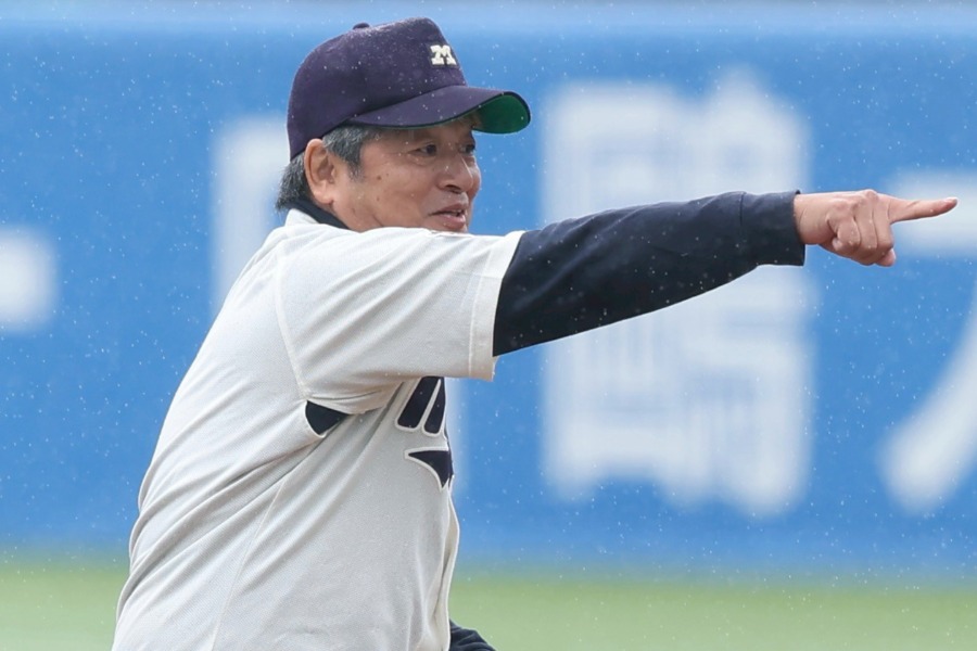 10月25日、明大戦の始球式に登場した武田一浩氏【写真:加治屋友輝】