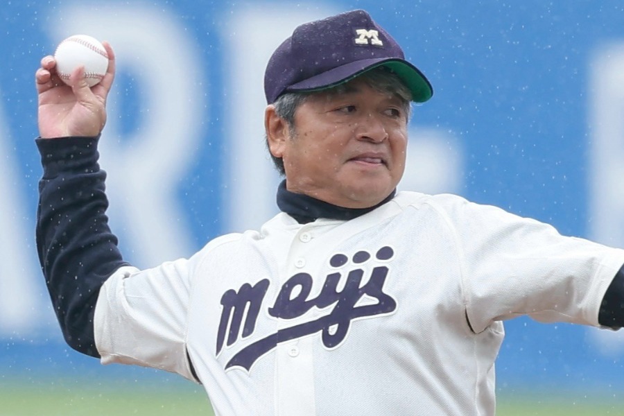 10月25日、明大戦の始球式に登場した武田一浩氏【写真：加治屋友輝】