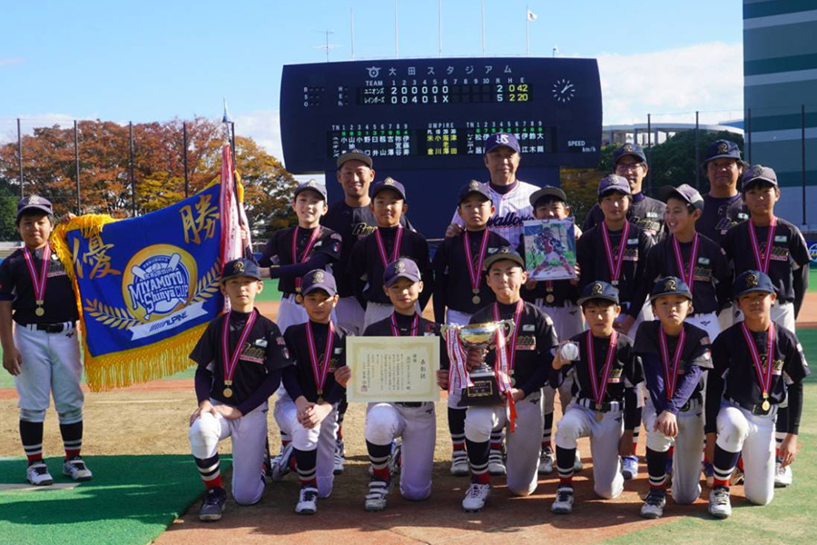 主催する宮本氏とともに集合写真に収まる品川レインボーズナイン【写真：尾辻剛】