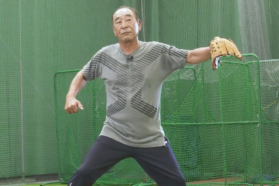 キャッチボールを実演する佐藤義則氏【写真:編集部】