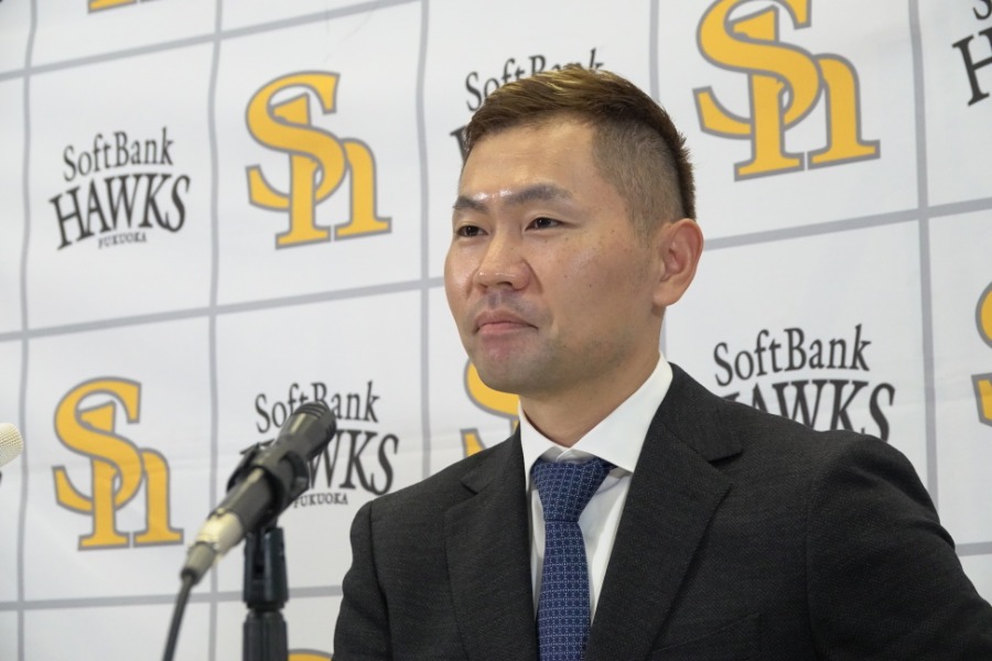 契約更改後、会見に出席したソフトバンク・中村晃【写真：竹村岳】