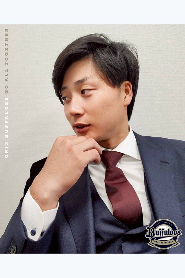 スーツ姿でポーズをとるオリックス・廣岡大志（オリックス公式インスタグラムより）