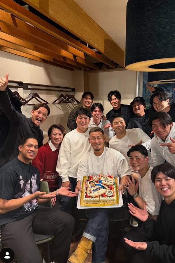 杉谷拳士氏が公開した中田翔氏お疲れ様会の写真（画像はスクリーンショット）