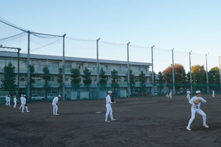 授業後、練習をする高崎高校野球部。キャッチボールの段階で日が沈み始めている【写真:新井裕貴】