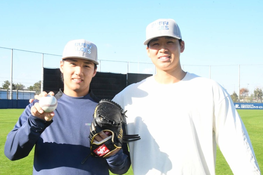 オリックス・山下舜平大(右)と復帰に向けた練習をする上原堆我【写真:北野正樹】