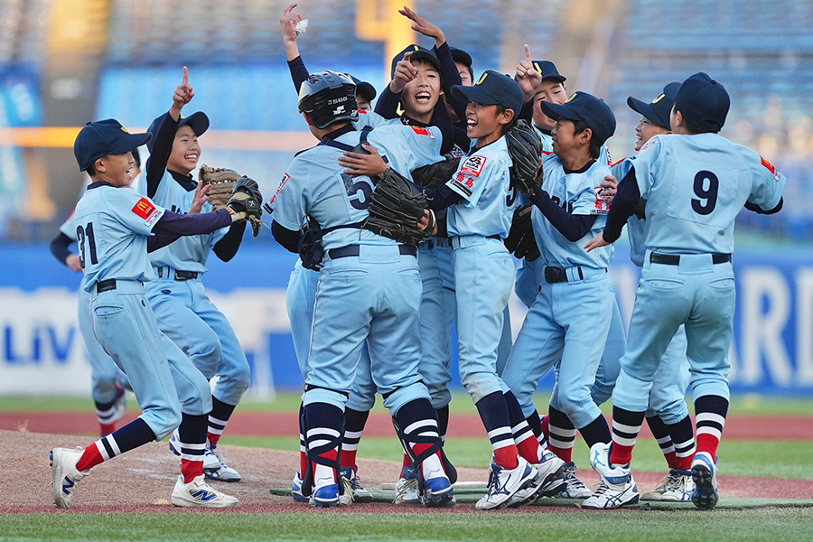 初優勝を決めた福島・常磐軟式野球スポーツ少年団【写真:小林靖】