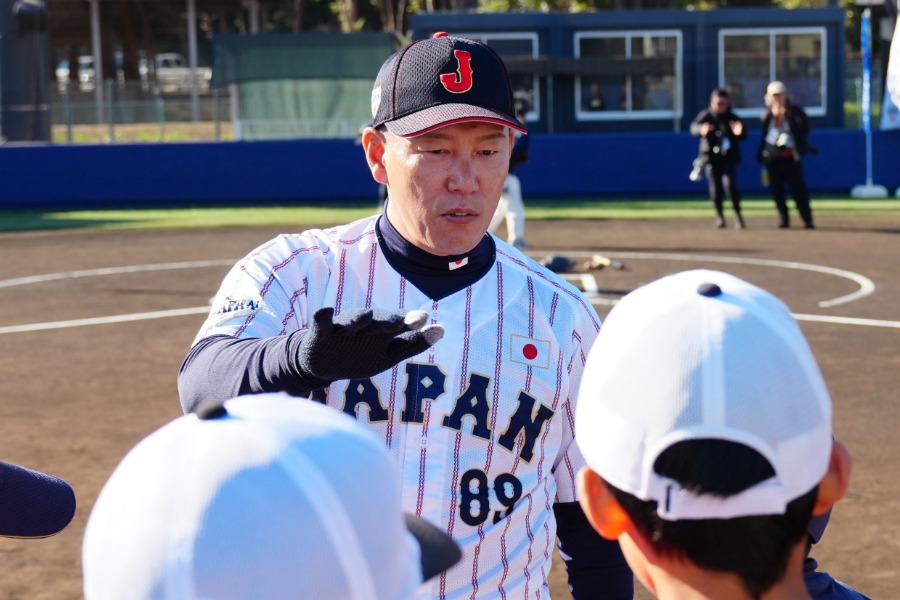 「NXグループ×侍ジャパン野球教室」で子どもたちに指導する侍ジャパン・井端弘和監督【写真:荒川祐史】