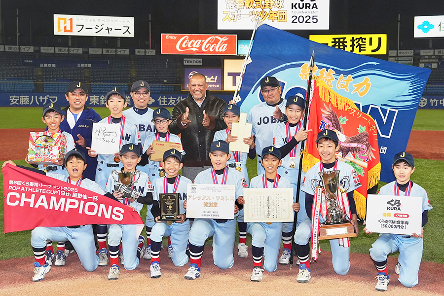 大会会長のアレックス・ラミレス氏と集合写真に収まるナイン【写真:小林靖】
