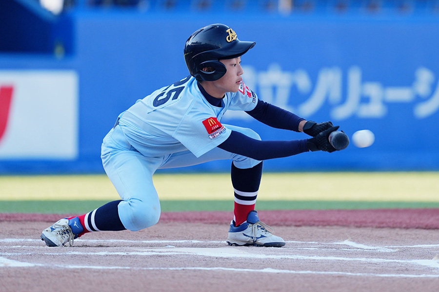 決勝戦初回に先制スクイズを決めた常磐軟式野球スポーツ少年団・村田琢真【写真:小林靖】