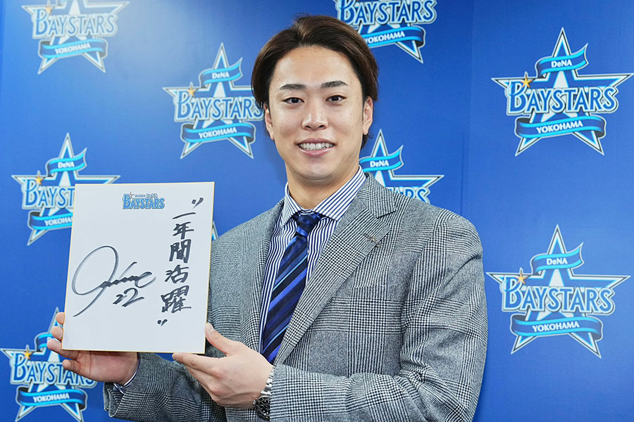 契約更改後の会見に出席したDeNA・入江大生【写真：小林靖】