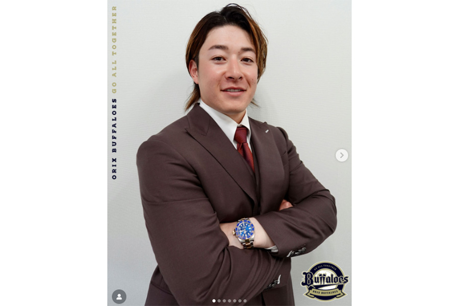 公開された吉田輝星のスーツ姿(オリックス公式インスタグラムよりスクリーンショット)