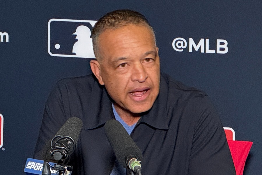 取材に応じるドジャースのデーブ・ロバーツ監督【写真：佐藤直子】