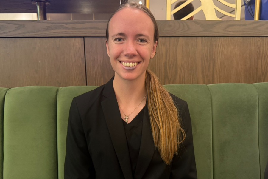 日米300号のボールを売却したエミリー・サバジョさん【写真：上野明洸】