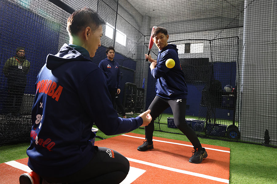 トスを上げる木村匡宏社長(左)と打つ荻野貴司【写真提供:SPONOBA】
