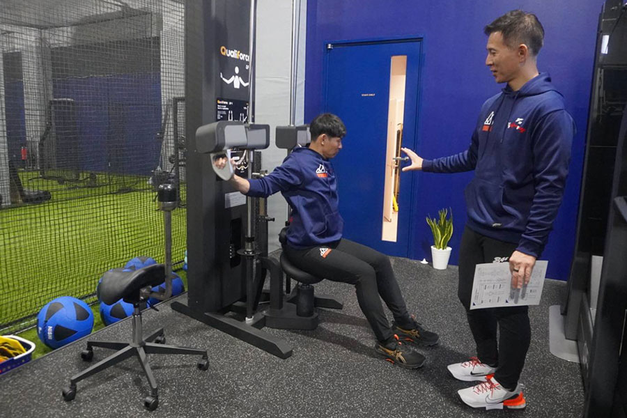 ウエートトレーニングをする荻野(左)と木村社長【写真:尾辻剛】