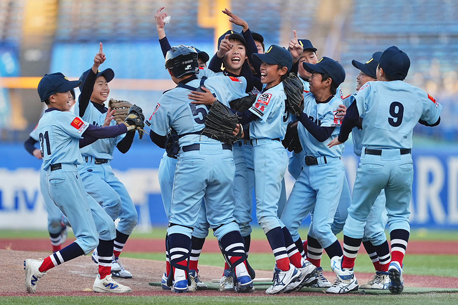 くら寿司トーナメントで優勝を収めた常磐軟式野球スポーツ少年団【写真：小林靖】
