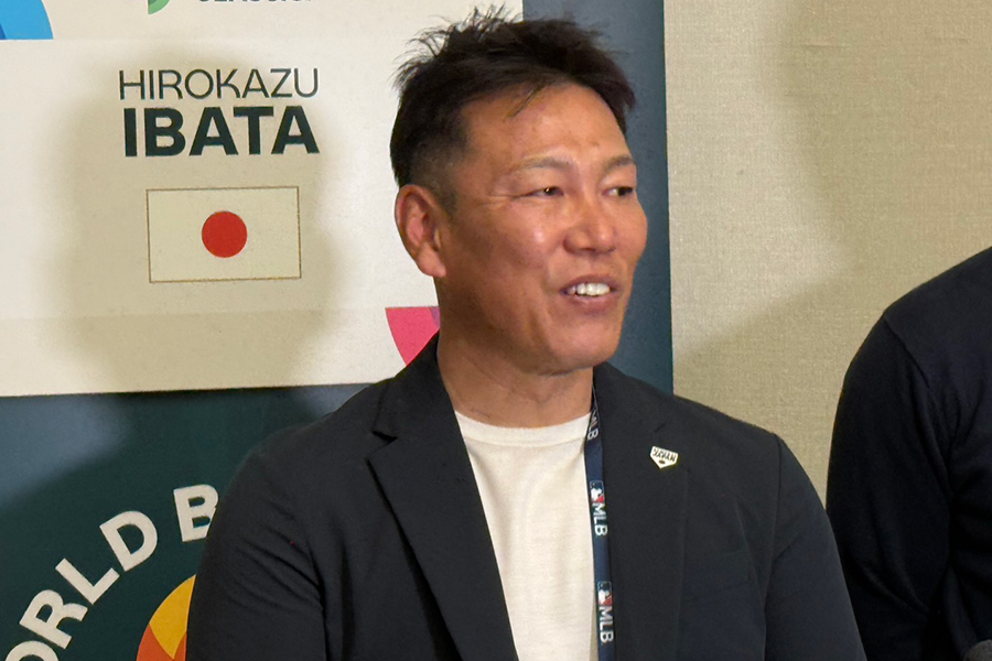 取材に対応した侍ジャパン・井端弘和監督【写真：上野明洸】