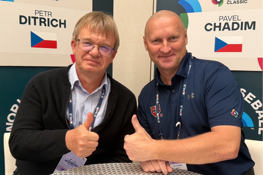 チェコ代表のペトル・ディトリヒ代表団団長(左)とパベル・ハジム監督【写真:上野明洸】