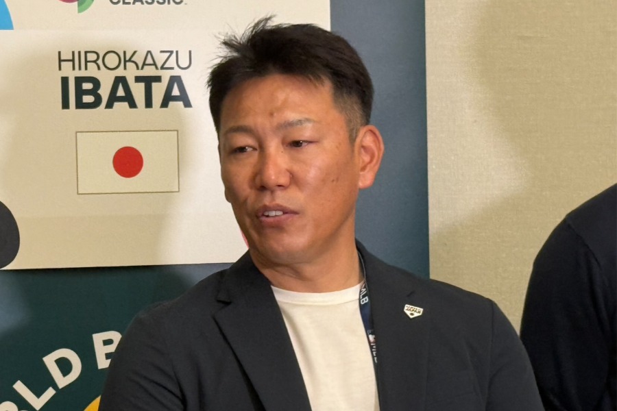 取材に応じる侍ジャパン・井端弘和監督【写真：上野明洸】