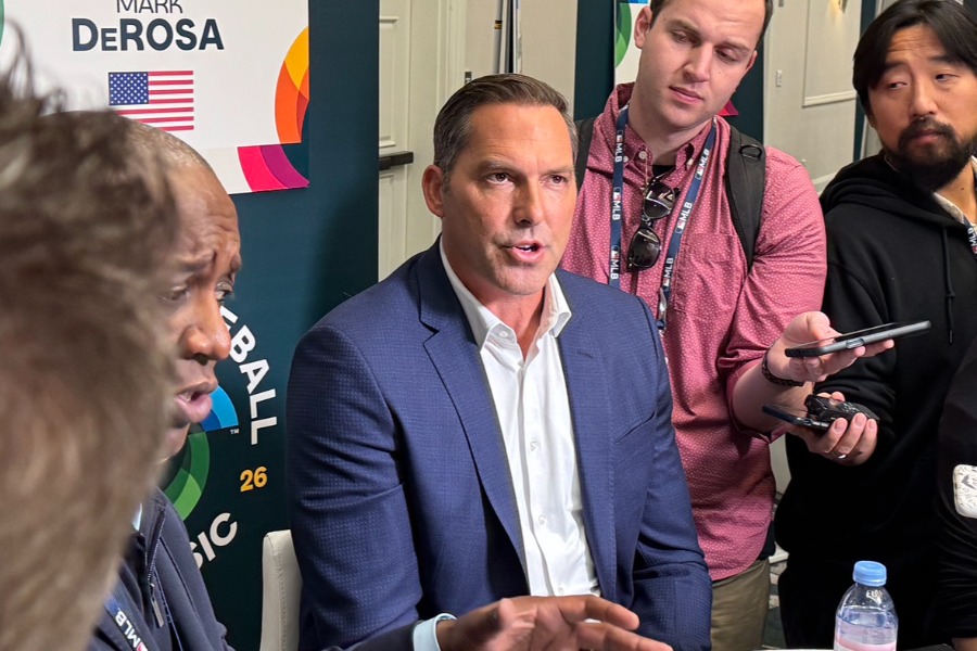 アメリカ代表のマーク・デローサ監督【写真:佐藤直子】