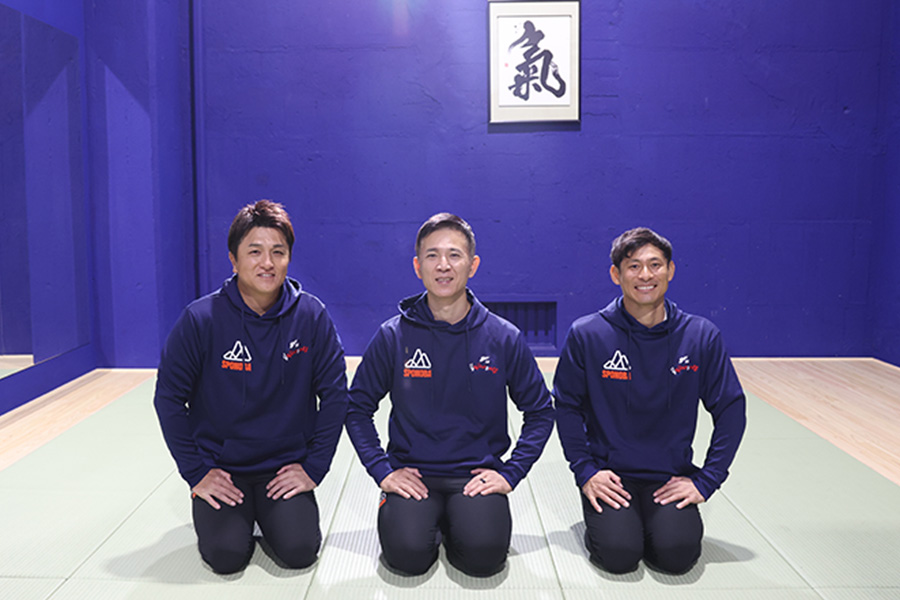 畳の練習場で正座する高橋由伸氏、木村匡宏氏、荻野貴司(左から)【写真提供:SPONOBA】