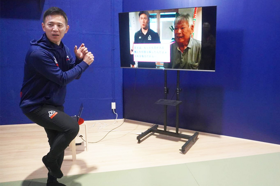 荒川博氏の映像の前で解説する木村氏【写真:尾辻剛】