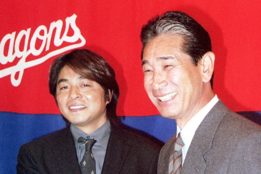 1998年に入団会見を行う武田一浩氏(左)と中日・星野仙一監督【写真提供:産経新聞社】